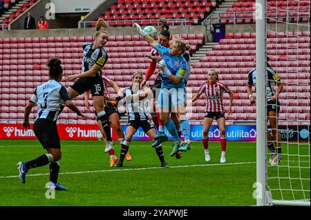 La portiere del Newcastle United Claudia Moan tira fuori il pallone dal pericolo con il Wear Tyne Derby contro Sunderland Women. Foto Stock