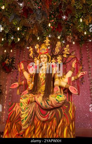 Un bellissimo idolo di Maa Durga adorato in un panda durante Navratri. Navratri è la più grande festa religiosa dell'induismo Foto Stock