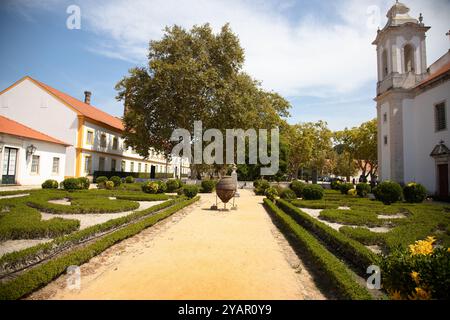 Giardino presso la fabbrica Vista Alegre, Ilhavo, Aveiro, Portogallo - agosto 2024 Foto Stock