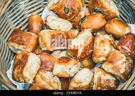 Dolci con liscivie in un cestino, tipico spuntino della Germania meridionale Foto Stock