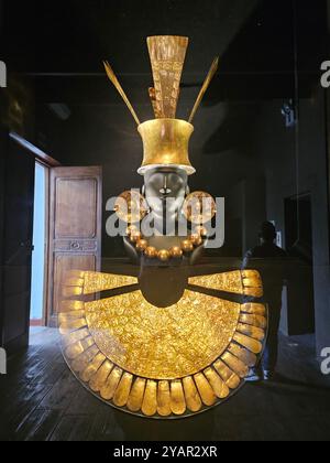 Il Museo Larco di Lima, in Perù, è un deposito per numerose opere d'arte precolombiane. Questa è una decorazione funeraria d'oro di Chan Chan. Foto Stock