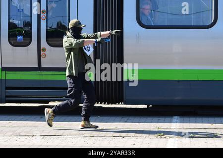 Großübung Terroranschlag: Hannover probt den Ernstfall einer Geiselnahme in einem Bus auf dem Üstra-Betriebshof Glocksee. Hnnover, 21.09.2024 *** grande esercitazione attacco terroristico Hannover prova l'emergenza di una situazione di ostaggio in un autobus presso il deposito di Üstra Glocksee Hnnover, 21 09 2024 foto:Xn.xHeuselx/xFuturexImagex terroruebung 4003 Foto Stock