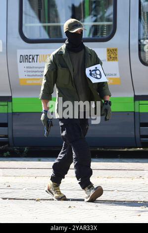 Großübung Terroranschlag: Hannover probt den Ernstfall einer Geiselnahme in einem Bus auf dem Üstra-Betriebshof Glocksee. Hnnover, 21.09.2024 *** grande esercitazione attacco terroristico Hannover prova l'emergenza di una situazione di ostaggio in un autobus presso il deposito di Üstra Glocksee Hnnover, 21 09 2024 foto:Xn.xHeuselx/xFuturexImagex terroruebung 4002 Foto Stock