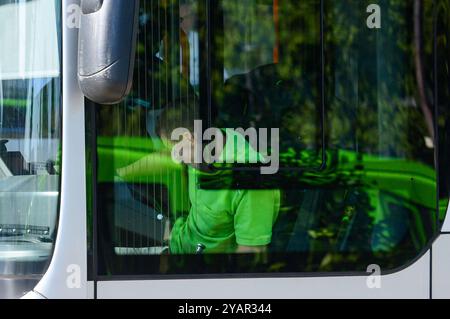 Großübung Terroranschlag: Hannover probt den Ernstfall einer Geiselnahme in einem Bus auf dem Üstra-Betriebshof Glocksee. Hnnover, 21.09.2024 *** grande esercitazione attacco terroristico Hannover prova l'emergenza di una situazione di ostaggio in un autobus presso il deposito di Üstra Glocksee Hnnover, 21 09 2024 foto:Xn.xHeuselx/xFuturexImagex terroruebung 4009 Foto Stock