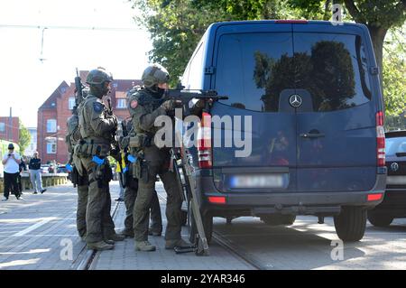 Großübung Terroranschlag: Hannover probt den Ernstfall einer Geiselnahme in einem Bus auf dem Üstra-Betriebshof Glocksee. Hnnover, 21.09.2024 *** grande esercitazione attacco terroristico Hannover prova l'emergenza di una situazione di ostaggio in un autobus presso il deposito di Üstra Glocksee Hnnover, 21 09 2024 foto:Xn.xHeuselx/xFuturexImagex terroruebung 4015 Foto Stock