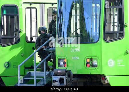 Großübung Terroranschlag: Hannover probt den Ernstfall einer Geiselnahme in einem Bus auf dem Üstra-Betriebshof Glocksee. Hnnover, 21.09.2024 *** grande esercitazione attacco terroristico Hannover prova l'emergenza di una situazione di ostaggio in un autobus presso il deposito di Üstra Glocksee Hnnover, 21 09 2024 foto:Xn.xHeuselx/xFuturexImagex terroruebung 4022 Foto Stock