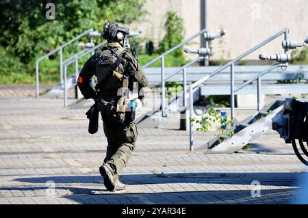 Großübung Terroranschlag: Hannover probt den Ernstfall einer Geiselnahme in einem Bus auf dem Üstra-Betriebshof Glocksee. Hnnover, 21.09.2024 *** grande esercitazione attacco terroristico Hannover prova l'emergenza di una situazione di ostaggio in un autobus presso il deposito di Üstra Glocksee Hnnover, 21 09 2024 foto:Xn.xHeuselx/xFuturexImagex terroruebung 4013 Foto Stock