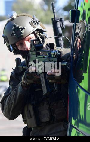 Großübung Terroranschlag: Hannover probt den Ernstfall einer Geiselnahme in einem Bus auf dem Üstra-Betriebshof Glocksee. Hnnover, 21.09.2024 *** grande esercitazione attacco terroristico Hannover prova l'emergenza di una situazione di ostaggio in un autobus presso il deposito di Üstra Glocksee Hnnover, 21 09 2024 foto:Xn.xHeuselx/xFuturexImagex terroruebung 4020 Foto Stock