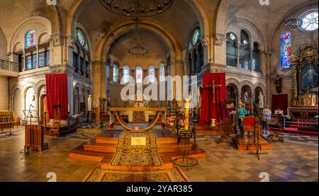 Mers-Les-Bains, Francia - 09 19 2024: Vista all'interno della Chiesa di San Martino dell'altare e del transetto Foto Stock