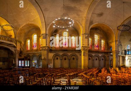 Mers-Les-Bains, Francia - 09 19 2024: Vista all'interno della chiesa di Saint-Martin dalla navata laterale Foto Stock