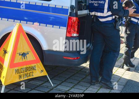 Großübung Terroranschlag: Hannover probt den Ernstfall einer Geiselnahme in einem Bus auf dem Üstra-Betriebshof Glocksee. Hnnover, 21.09.2024 *** grande esercitazione attacco terroristico Hannover prova l'emergenza di una situazione di ostaggio in un autobus presso il deposito di Üstra Glocksee Hnnover, 21 09 2024 foto:Xn.xHeuselx/xFuturexImagex terroruebung 4042 Foto Stock