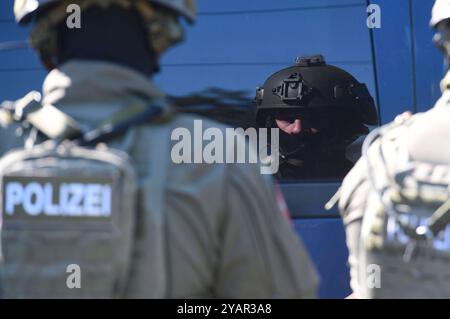 Großübung Terroranschlag: Hannover probt den Ernstfall einer Geiselnahme in einem Bus auf dem Üstra-Betriebshof Glocksee. Hnnover, 21.09.2024 *** grande esercitazione attacco terroristico Hannover prova l'emergenza di una situazione di ostaggio in un autobus presso il deposito di Üstra Glocksee Hnnover, 21 09 2024 foto:Xn.xHeuselx/xFuturexImagex terroruebung 4028 Foto Stock