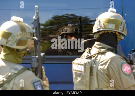 Großübung Terroranschlag: Hannover probt den Ernstfall einer Geiselnahme in einem Bus auf dem Üstra-Betriebshof Glocksee. Hnnover, 21.09.2024 *** grande esercitazione attacco terroristico Hannover prova l'emergenza di una situazione di ostaggio in un autobus presso il deposito di Üstra Glocksee Hnnover, 21 09 2024 foto:Xn.xHeuselx/xFuturexImagex terroruebung 4034 Foto Stock