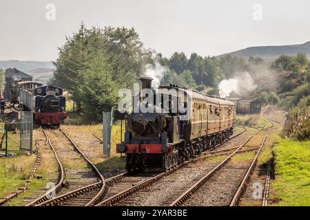 LNWR 'Coal Tank' 0-6-2T No. 1054 arriva ai binari della ferrovia Blaenavon Heritage durante il gala autunnale a vapore Foto Stock