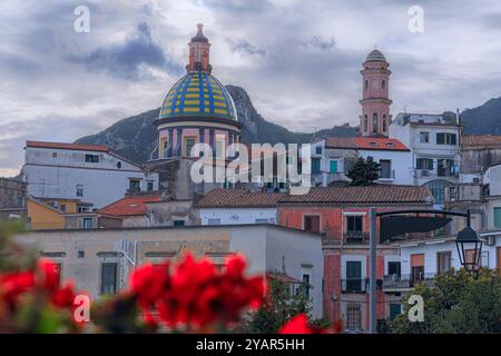 Vietri sul Mare, una scintillante cittadina di ceramica sulla Costiera Amalfitana. Foto Stock