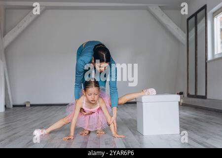 Studio di danza per bambini. Piccola ballerina con un allenatore in classe di danza. Istruttore di balletto per bambini. Foto di alta qualità Foto Stock