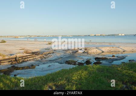 La spiaggia ha danneggiato l'onda della tempesta dopo gli uragani Helene e Milton a Gulfport Beach in Florida. Solchi, calanchi, canali d'acqua e detriti nella sabbia in ritardo Foto Stock