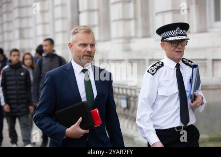 Londra, Regno Unito. 15 ottobre 2024. Ministri e funzionari partecipano a una riunione del comitato di gabinetto presso l'ufficio di gabinetto 70 Whitehall Londra Regno Unito incontrato il Commissario aggiunto, Matt Jukes (a sinistra) Mark Rowley, Commissario della polizia metropolitana (in uniforme) credito: Ian Davidson/Alamy Live News Foto Stock