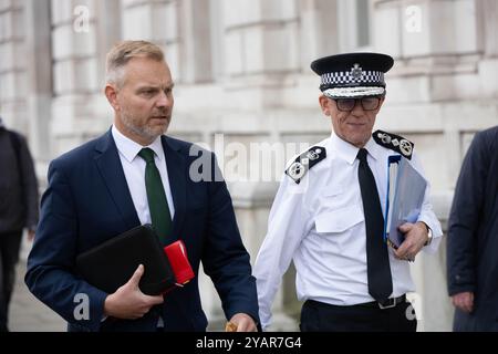 Londra, Regno Unito. 15 ottobre 2024. Ministri e funzionari partecipano a una riunione del comitato di gabinetto presso l'ufficio di gabinetto 70 Whitehall Londra Regno Unito incontrato il Commissario aggiunto, Matt Jukes (a sinistra) Mark Rowley, Commissario della polizia metropolitana (in uniforme) credito: Ian Davidson/Alamy Live News Foto Stock