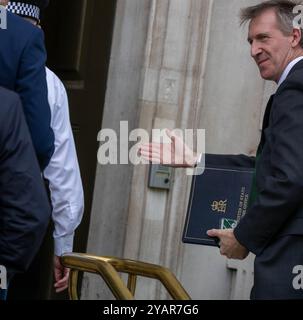 Londra, Regno Unito. 15 ottobre 2024. Ministri e funzionari partecipano a una riunione del comitato di gabinetto presso l'ufficio di gabinetto 70 Whitehall Londra Regno Unito Dan Jarvis, ministro della sicurezza, credito: Ian Davidson/Alamy Live News Foto Stock