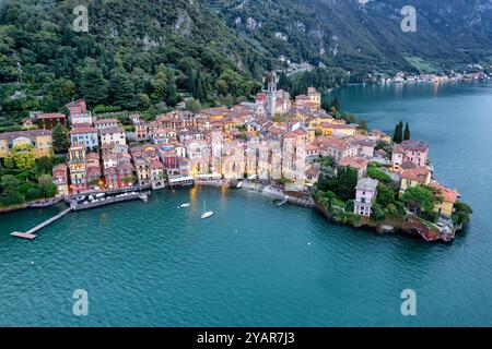 Magico crepuscolo sul Villaggio di Varenna sul Lago di Como: Una serena veduta aerea del tranquillo Waterfront Gem d'Italia, incastonato tra le Montagne e il Reflective Foto Stock