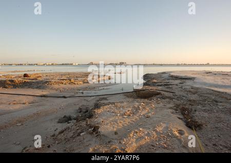 La spiaggia ha danneggiato l'onda della tempesta dopo gli uragani Helene e Milton a Gulfport Beach in Florida. Solchi, calanchi, canali d'acqua e detriti nella sabbia in ritardo Foto Stock