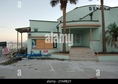 Uso editoriale a visualizzazione larga solo il 12 ottobre 2024. Gulfport, Florida, Stati Uniti. Green Casino Building dopo l'uragano Milton. Foto Stock