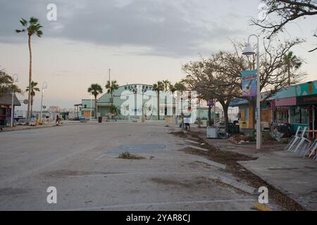 Uso editoriale a visualizzazione larga solo il 12 ottobre 2024. Gulfport, Florida, Stati Uniti. Green Casino Building dopo l'uragano Milton. Foto Stock