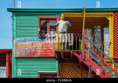 Manichino in piedi con camicia da calcio la Boca in case colorate del porto tradizionale Foto Stock