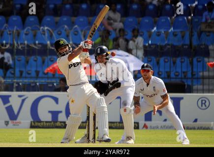 I giocatori sono in azione durante il primo giorno della 2a partita di test tra Pakistan e Inghilterra tenutasi allo stadio Multan Cricket martedì 15 ottobre 2024. Crediti: Pakistan Press International (PPI)/Alamy Live News Foto Stock