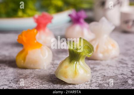 GNOCCHI DI GAMBERI HAR-GAO ，dim sum- gnocchi di gamberi al vapore in una vaporiera di bambù Foto Stock