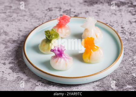 GNOCCHI DI GAMBERI HAR-GAO ，dim sum- gnocchi di gamberi al vapore in una vaporiera di bambù Foto Stock