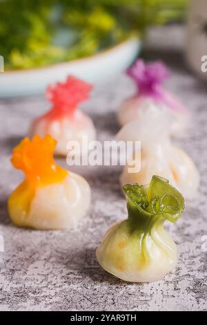 GNOCCHI DI GAMBERI HAR-GAO ，dim sum- gnocchi di gamberi al vapore in una vaporiera di bambù Foto Stock