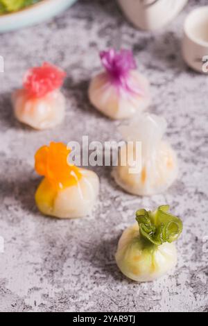 GNOCCHI DI GAMBERI HAR-GAO ，dim sum- gnocchi di gamberi al vapore in una vaporiera di bambù Foto Stock