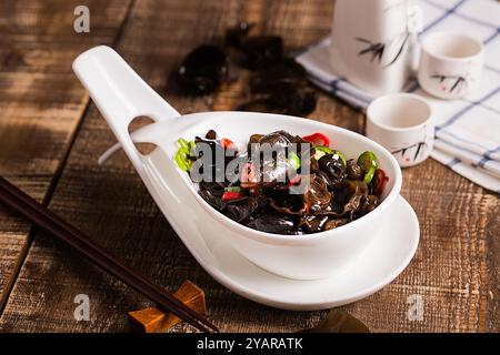 Fungo nero marinato con aceto maturo, isolato su sfondo bianco. Foto Stock