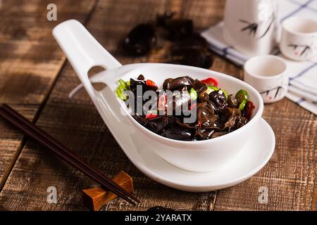 Fungo nero marinato con aceto maturo, isolato su sfondo bianco. Foto Stock