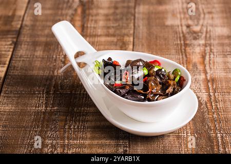 Fungo nero marinato con aceto maturo, isolato su sfondo bianco. Foto Stock