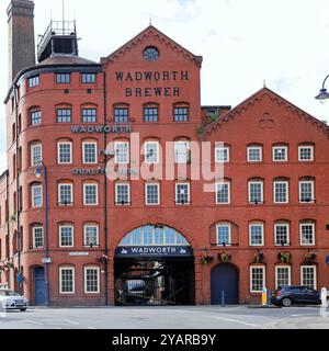 Wadworth Brewer Red Brisk Buiding, Devizes Town Center, Wiltshire, West Country, Inghilterra, REGNO UNITO. Presa nel giugno 2024. Estate Foto Stock