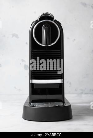 Macchina per caffè espresso casalingo in una cucina leggera. Foto Stock