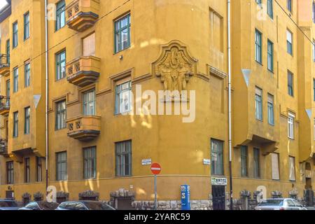 Vecchio edificio giallo all'angolo tra le vie Székely Bertalan e Kmetty György a Budapest, Ungheria. Foto Stock