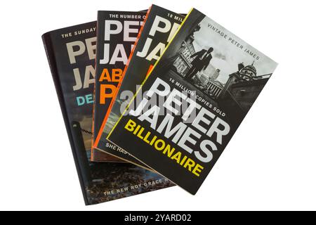 Selezione di libri di Peter James con libro miliardario in cima isolato su sfondo bianco Foto Stock