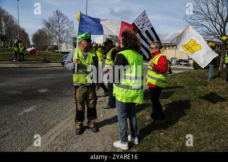 I manifestanti "gilet gialli" marciano nella città meridionale di Pertuis, mentre migliaia di manifestanti gilet gialli scendono per le strade della capitale francese e di altre città francesi per la diciassettesima settimana consecutiva. I manifestanti portavano bandiere e striscioni francesi a sostegno dei diritti dei cittadini e dei servizi pubblici. Le proteste delle giacche gialle sono iniziate a metà novembre per i piani del governo per aumentare le tasse sul carburante, e si sono estese in una rivolta contro il presidente francese Emmanuel Macron e il suo governo, che sono percepiti come fuori contatto con i lavoratori a basso reddito e le difficoltà economiche che devono affrontare. Poll Foto Stock