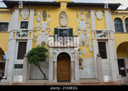 Gardone Riviera, Lombardia, Italia - aprile 25 2022: Una veduta del Vittoriale degli Italian. Foto Stock