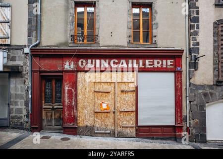 Vecchio segno di una Quincaillerie (traduzione dal francese - negozio di ferramenta) nella zona del Montferrand Foto Stock