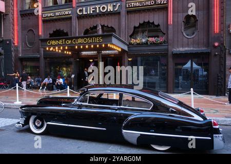 Broadway Night Lights Street Festival, 12/10/2024, Downtown Los Angeles, California, Stati Uniti d'America Foto Stock