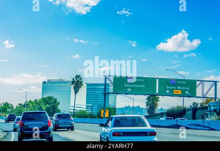 Superstrada 405 in direzione nord a Los Angeles sotto un cielo nuvoloso. California, Stati Uniti Foto Stock