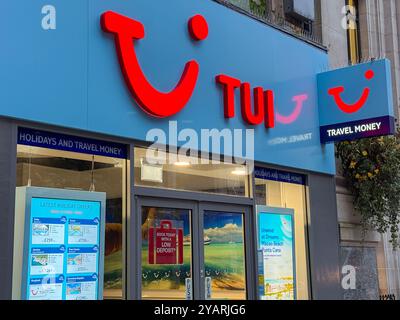 Cardiff, Galles - 6 ottobre 2024L Vista frontale esterna della filiale delle agenzie di viaggio TUI in Queen Street nel centro di Cardiff. Foto Stock