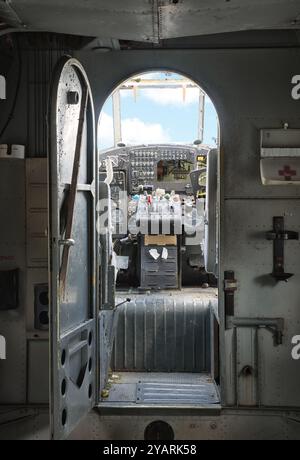 Interno della cabina di pilotaggio con il cruscotto rotto di un piccolo aereo ad elica abbandonato Foto Stock