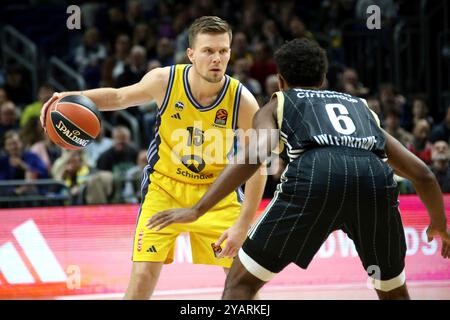 Berlino, Germania. 15 ottobre 2024. 15.10.2024, Uber-Arena, Berlino, DEU, EuroLeague, ALBA vs. Villeurbanne, im Bild Martin Hermannsson (ALBA Berlin #15), Theo Maledon (Villeurbanne #6) foto: Juergen Engler/nordphoto GmbH/dpa/Alamy Live News Foto Stock