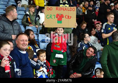 Un tifoso portoghese in piedi davanti alla partita del gruppo A1 della UEFA Nations League a Hampden Park, Glasgow. Data foto: Martedì 15 ottobre 2024. Foto Stock